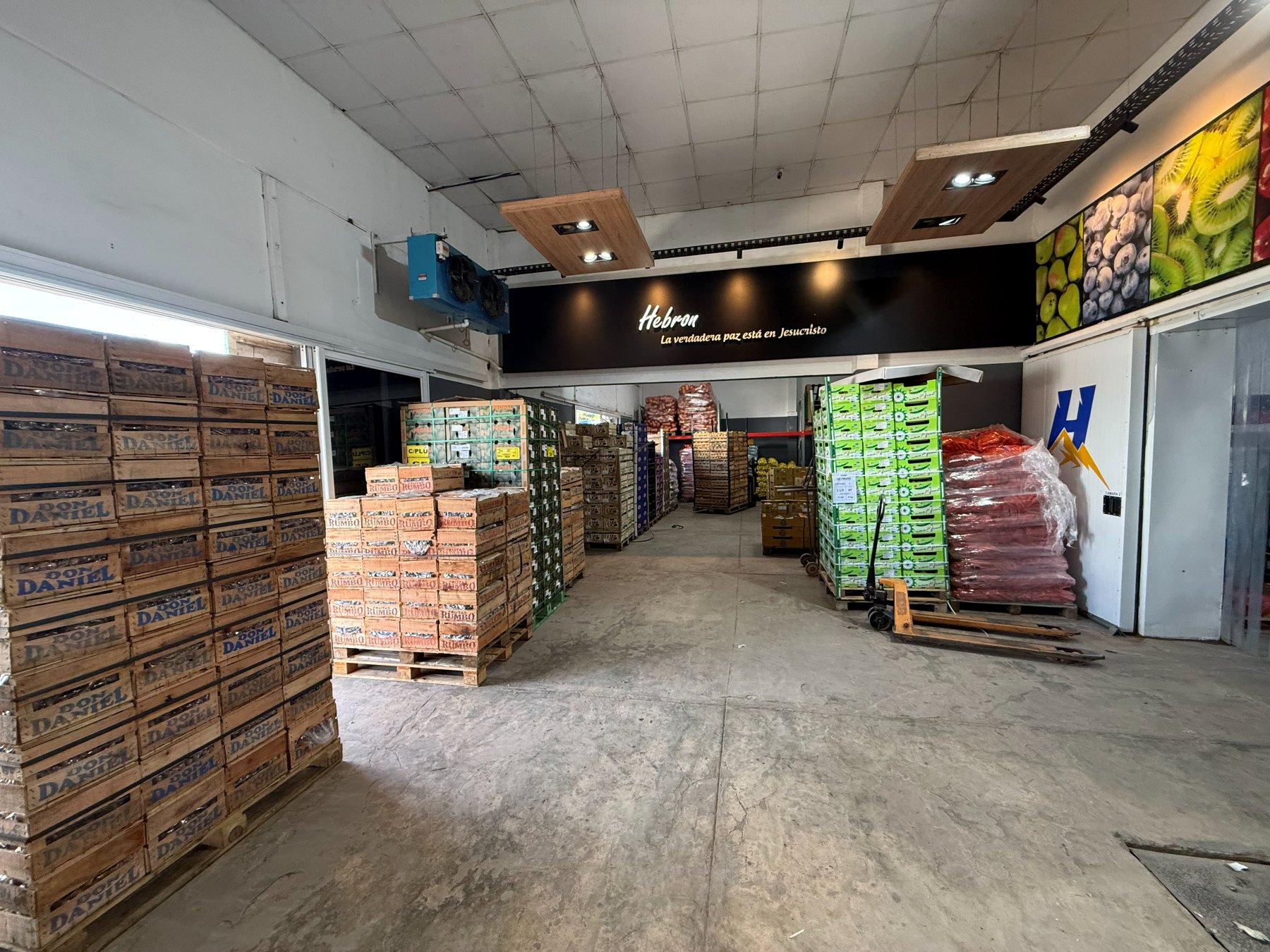 Galpón de Hebrón Frutos con stock organizado